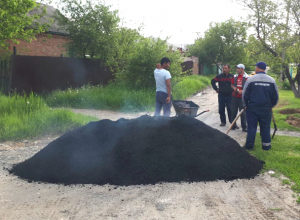 Укладка асфальта в грязь возмутила жителей микрорайона Октябрьский Новочеркасска Укладка асфальта в грязь возмутила жителей микрорайона Октябрьский Новочеркасска