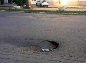 Очередной асфальтный провал возник в центре Новочеркасска Очередной асфальтный провал возник в центре Новочеркасска