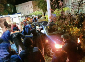 Трое молодых 18-летних парней получили травмы после скоростного тарана иномаркой опоры ЛЭП в Новочеркасске Трое молодых 18-летних парней получили травмы после скоростного тарана иномаркой опоры ЛЭП в Новочеркасске