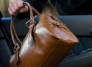 Находчивый воришка похитил сумочку из попавшего в небольшое ДТП автомобиля в Новочеркасске Находчивый воришка похитил сумочку из попавшего в небольшое ДТП автомобиля в Новочеркасске