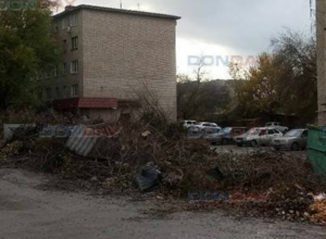 Свалка на улице Спортивной в Новочеркасске приняла угрожающие размеры Свалка на улице Спортивной в Новочеркасске приняла угрожающие размеры