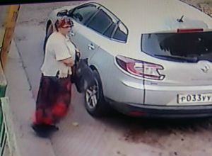 В Новочеркасске немолодая хулиганка проколола шину автомобиля и попала на видео В Новочеркасске немолодая хулиганка проколола шину автомобиля и попала на видео