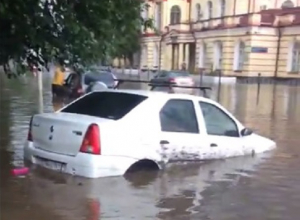 Мощные потоки воды сносили асфальт, камни и мусорные баки в Новочеркасске Мощные потоки воды сносили асфальт, камни и мусорные баки в Новочеркасске