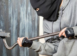 Грабитель вскрыл чужой гараж и похитил автозапчасти на 20 тысяч рублей в Новочеркасске Грабитель вскрыл чужой гараж и похитил автозапчасти на 20 тысяч рублей в Новочеркасске
