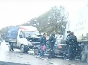 Бешеные гонки в дождливую погоду привели к дорожной аварии под Новочеркасском Бешеные гонки в дождливую погоду привели к дорожной аварии под Новочеркасском