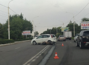 Мотоциклист пострадал в столкновении с Nissan Note в Новочеркасске Мотоциклист пострадал в столкновении с Nissan Note в Новочеркасске