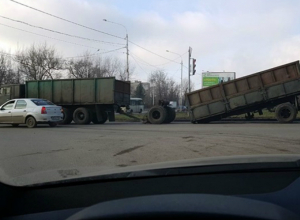 У КамАЗа отвалился прицеп на ходу в Новочеркасске У КамАЗа отвалился прицеп на ходу в Новочеркасске