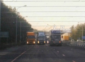 Три фуры перекрыли дорогу под Новочеркасском и устроили серьезный затор Три фуры перекрыли дорогу под Новочеркасском и устроили серьезный затор