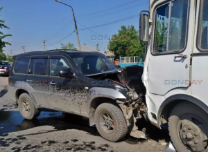 В Новочеркасске несущийся на большой скорости внедорожник в лобовую врезался в автобус В Новочеркасске несущийся на большой скорости внедорожник в лобовую врезался в автобус