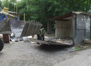 В Новочеркасске демонтировали бесхозный ларек на улице Макаренко В Новочеркасске демонтировали бесхозный ларек на улице Макаренко