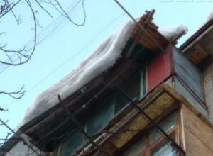 Директор УК «Октябрьский» прокомментировала ситуацию с новочеркасскими крышами Директор УК «Октябрьский» прокомментировала ситуацию с новочеркасскими крышами