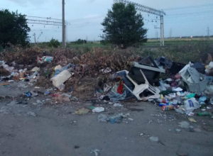 Зловонную помойку на улице Железнодорожной Новочеркасска не убирают с апреля Зловонную помойку на улице Железнодорожной Новочеркасска не убирают с апреля