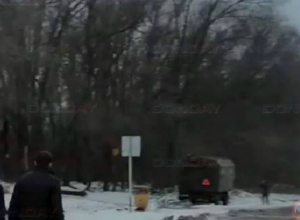 Оторвавшийся военный прицеп вылетел на встречку, ударил иномарку и снес остановку под Новочеркасском Оторвавшийся военный прицеп вылетел на встречку, ударил иномарку и снес остановку под Новочеркасском