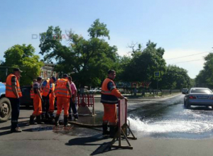 В центре Новочеркасска прорвало магистральный водовод В центре Новочеркасска прорвало магистральный водовод