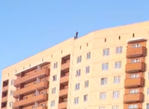 Гуляющий по крыше многоэтажки мужчина шокировал новочеркасцев Гуляющий по крыше многоэтажки мужчина шокировал новочеркасцев