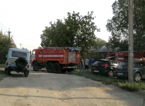 Масштабный пожар на улице Крупской Новочеркасска охватил жилые дома Масштабный пожар на улице Крупской Новочеркасска охватил жилые дома