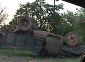 Рабочий угнал со стройки автокран и перевернул им самосвал, под Новочеркасском Рабочий угнал со стройки автокран и перевернул им самосвал, под Новочеркасском