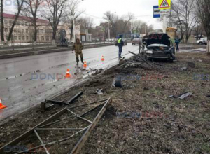 Потерявшая управление «Ауди» снесла 30-метровый забор в Новочеркасске Потерявшая управление «Ауди» снесла 30-метровый забор в Новочеркасске