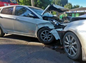 Невнимательный водитель устроил двойное ДТП в Новочеркасске Невнимательный водитель устроил двойное ДТП в Новочеркасске