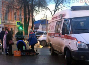Перебегающая дорогу пенсионерка попала под колеса иномарки в Новочеркасске Перебегающая дорогу пенсионерка попала под колеса иномарки в Новочеркасске