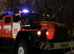 2 пожарные машины и 6 огнеборцев тушили охваченный пламенем дом в Новочеркасске 2 пожарные машины и 6 огнеборцев тушили охваченный пламенем дом в Новочеркасске