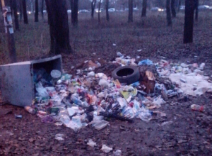 Парк НЭВЗа на Соцгороде постепенно превращается в помойку Парк НЭВЗа на Соцгороде постепенно превращается в помойку