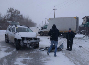 Водитель кроссовера не справился с управлением и врезался в грузовик под Новочеркасском Водитель кроссовера не справился с управлением и врезался в грузовик под Новочеркасском