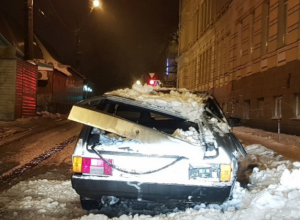 Огромный снежный сугроб, свалившийся со школьной крыши, изуродовал автомобиль в Новочеркасске Огромный снежный сугроб, свалившийся со школьной крыши, изуродовал автомобиль в Новочеркасске