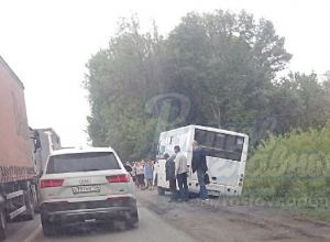 Автобус Новочеркасск – Ростов с пассажирами чуть не перевернулся при объезде пробки по обочине Автобус Новочеркасск – Ростов с пассажирами чуть не перевернулся при объезде пробки по обочине