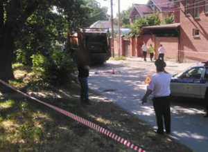 В Новочеркасске женщина погибла под колесами мусоровоза В Новочеркасске женщина погибла под колесами мусоровоза
