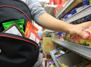 Двое мужчин обокрали супермаркет на 15 тысяч рублей в Новочеркасске Двое мужчин обокрали супермаркет на 15 тысяч рублей в Новочеркасске