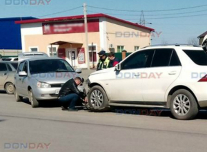 Автоледи на «Калине» в лобовую протаранила «Мерседес» в Новочеркасске Автоледи на «Калине» в лобовую протаранила «Мерседес» в Новочеркасске