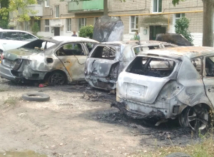 Три автомобиля сгорели ночью на улице Мелиховской Новочеркасска Три автомобиля сгорели ночью на улице Мелиховской Новочеркасска