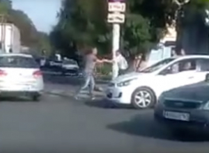 Буйный водитель-хам напал на пешехода в центре Новочеркасска Буйный водитель-хам напал на пешехода в центре Новочеркасска