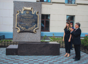 Памятник новочеркасскому политеху открыли около главного корпуса университета Памятник новочеркасскому политеху открыли около главного корпуса университета