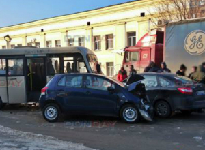 Нетерпеливая автоледи за рулем «Тойоты» пошла на таран маршрутки в Новочеркасске Нетерпеливая автоледи за рулем «Тойоты» пошла на таран маршрутки в Новочеркасске