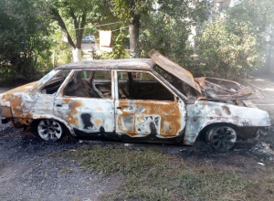 Один автомобиль сгорел, и два пострадало в Казачьих лагерях под Новочеркасском Один автомобиль сгорел, и два пострадало в Казачьих лагерях под Новочеркасском