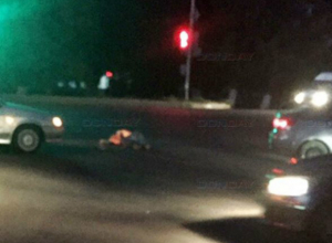 Пьяная влюбленная пара устроила аварию и дебош в Новочеркасске Пьяная влюбленная пара устроила аварию и дебош в Новочеркасске