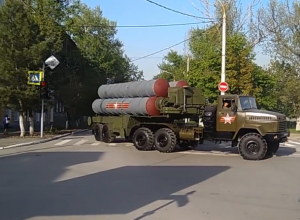 Внушительную военную технику на улицах Новочеркасска сняли на видео восторженные горожане Внушительную военную технику на улицах Новочеркасска сняли на видео восторженные горожане
