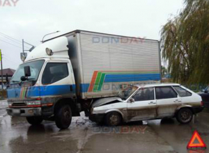 В Новочеркасске «девятка» врезалась в грузовик В Новочеркасске «девятка» врезалась в грузовик
