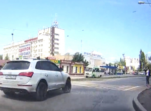 Опасный маневр лихача на Audi в Новочеркасске сняли на видео Опасный маневр лихача на Audi в Новочеркасске сняли на видео