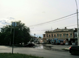 Вышедший из берегов главный городской фонтан затопил центр Новочеркасска Вышедший из берегов главный городской фонтан затопил центр Новочеркасска
