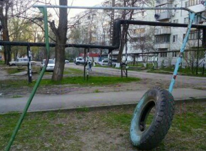 «Веселое» детство на Молодежке: маленькие новочеркасцы катаются на веревках «Веселое» детство на Молодежке: маленькие новочеркасцы катаются на веревках