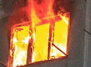 Ночной пожар взбудоражил жителей пятиэтажного дома в Новочеркасске Ночной пожар взбудоражил жителей пятиэтажного дома в Новочеркасске