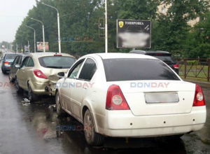 В Новочеркасске «Чери Фора» врезалась в небольшую пробку из машин В Новочеркасске «Чери Фора» врезалась в небольшую пробку из машин