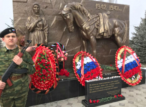Потрясающий памятник новочеркасским курсантам-защитникам КБР установили в Ново-Ивановском Потрясающий памятник новочеркасским курсантам-защитникам КБР установили в Ново-Ивановском
