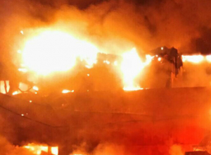 В Новочеркасске, поздней ночью бушующее пламя охватило НЭВЗ В Новочеркасске, поздней ночью бушующее пламя охватило НЭВЗ