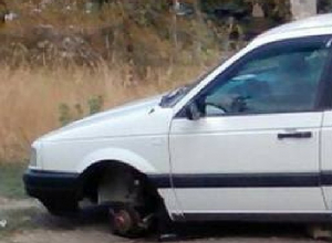 Автоворы «разули» старую иномарку во дворе многоэтажки в Новочеркасске Автоворы «разули» старую иномарку во дворе многоэтажки в Новочеркасске