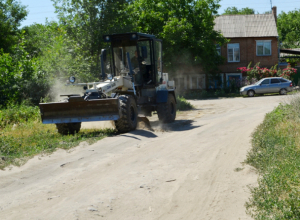 В Новочеркасске на заброшенном пустыре строят детскую площадку В Новочеркасске на заброшенном пустыре строят детскую площадку