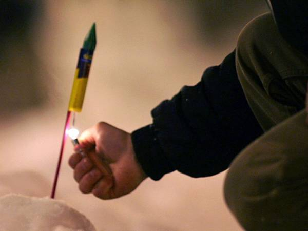 МЧС рекомендует жителям Новочеркасска покупать только сертифицированные фейерверки и запускать их в трезвом виде МЧС рекомендует жителям Новочеркасска покупать только сертифицированные фейерверки и запускать их в трезвом виде